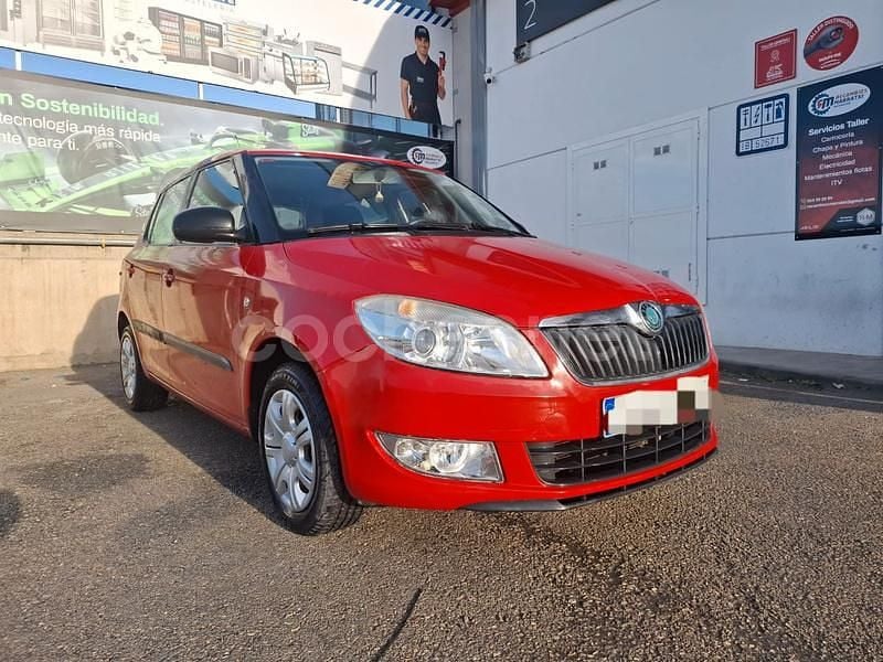 Usado Skoda Fabia 60 CV (44 kW) 2011 Rojo Berlina