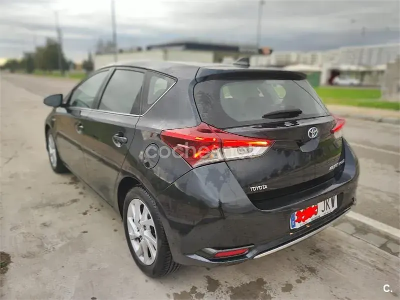Usado Toyota Auris Hybrid Active 136 CV (100 kW) 2015 Negro Berlina