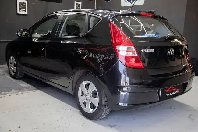 Usado Hyundai i30 Comfort 89 CV (65 kW) 2009 Negro