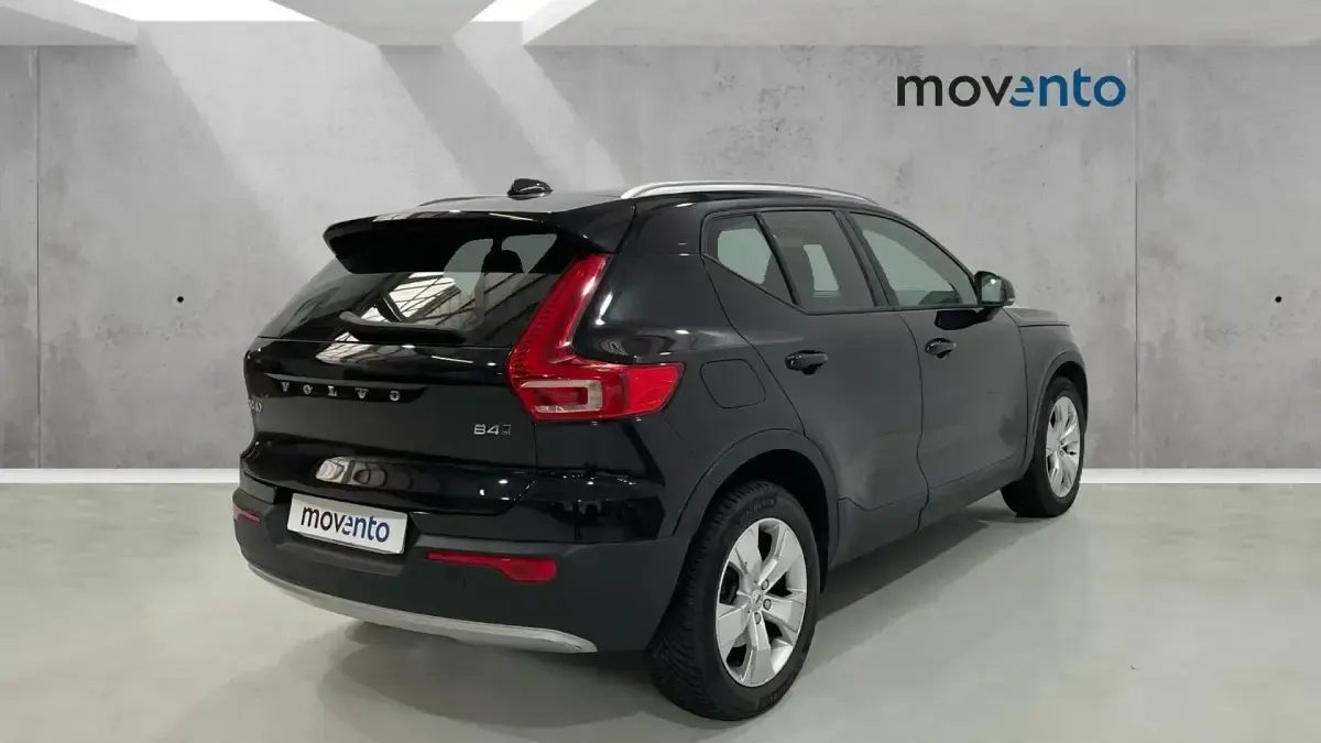 Usado Volvo XC40 Momentum 197 HP (144 kW) 2021 Preto SUV