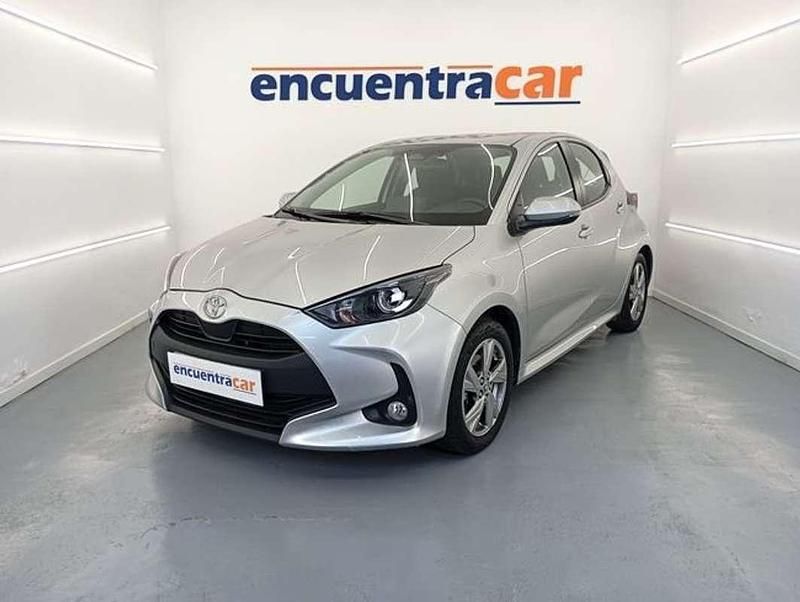Usado Toyota Yaris Active 116 CV (85 kW) 2024 Plateado Utilitario
