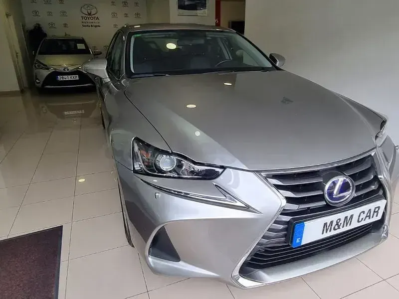 Usado Lexus IS300h Executive Line 223 CV (164 kW) 2018 Gris / plata Berlina