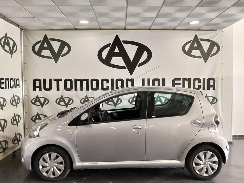 Usado Toyota Aygo Live 68 CV (50 kW) 2013 Gris / plata Utilitario