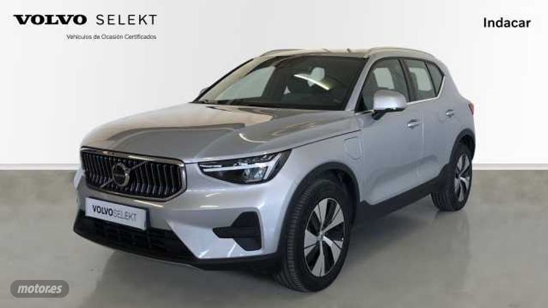 Plateado Usado 2023 Volvo XC40 Core SUV | 38.900 € (Caro) - Imagen 1/4