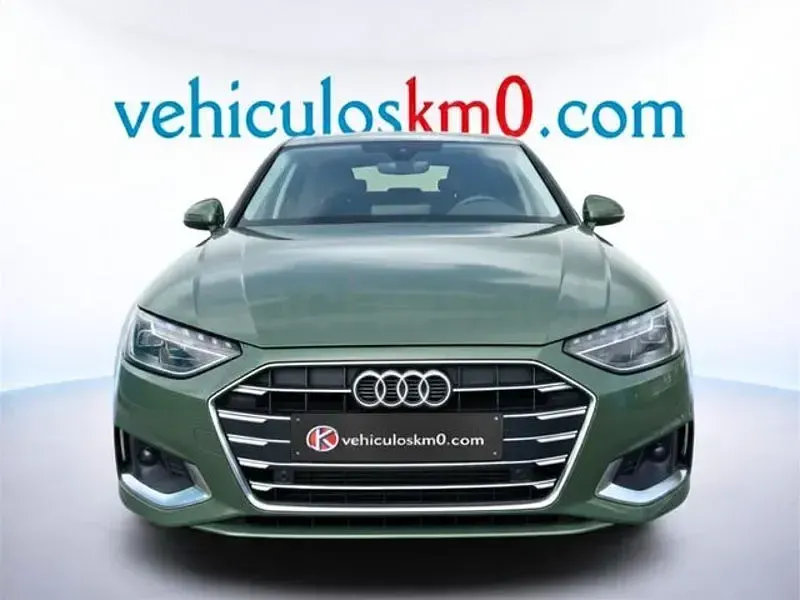 Usado Audi A4 Advanced Plus 136 CV (100 kW) 2025 Verde Berlina
