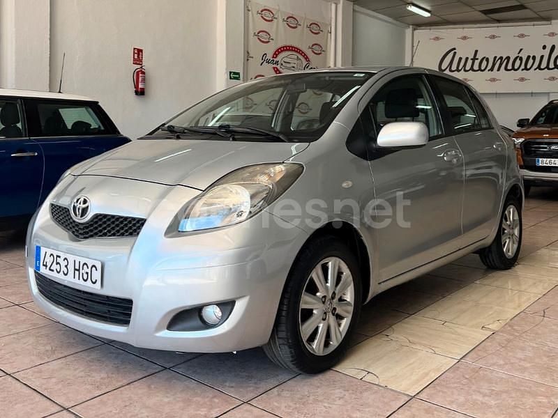 Gris / plata Usado 2011 Toyota Yaris Connect Style Berlina | 5999 € (Precio justo) - Imagen 1/4