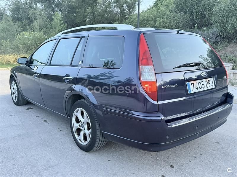 Usado Ford Mondeo Ghia 130 CV (95 kW) 2005 Azul Familiar
