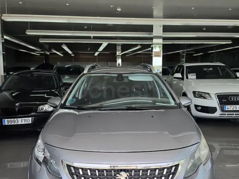 Usado Peugeot 2008 Allure 120 CV (88 kW) 2016 Gris / plata SUV