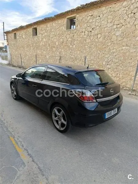 Usado Opel Astra GTC Sport 120 CV (88 kW) 2005 Negro Berlina