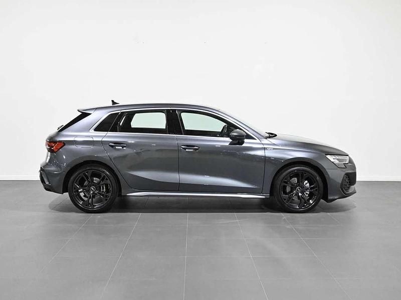 Usado Audi A3 Sportback Comfort 150 CV (110 kW) 2025 Gris Utilitario