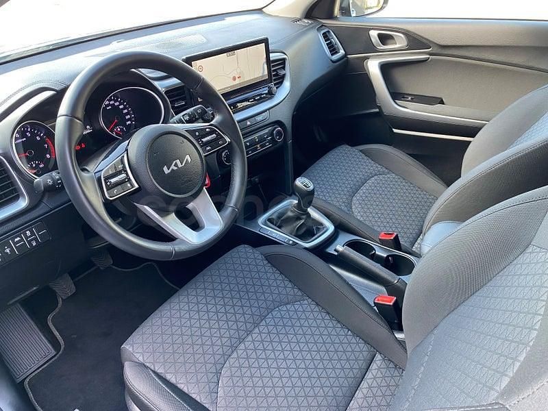 Usado Kia Ceed 100 CV (73 kW) 2024 Gris / plata Utilitario