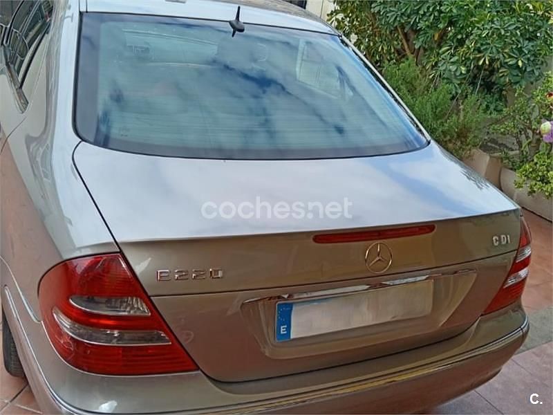 Usado Mercedes E220 Elegance 150 CV (110 kW) 2007 Gris / plata Berlina