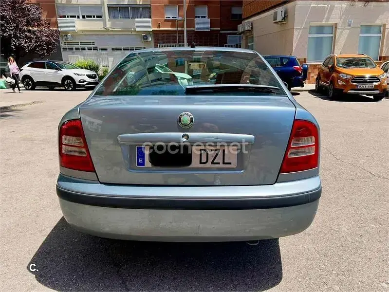 Usado Skoda Octavia Tour 101 CV (74 kW) 2006 Azul Berlina