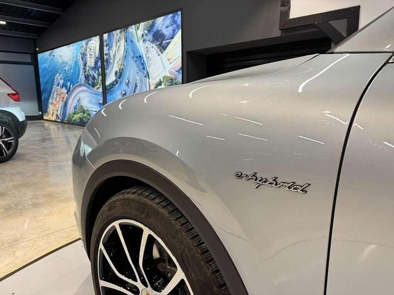 Usado Porsche Cayenne 462 CV (339 kW) 2021 Gris / plata SUV