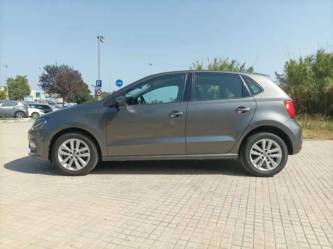 Usado VW Polo Advance 90 CV (66 kW) 2016 Gris Utilitario