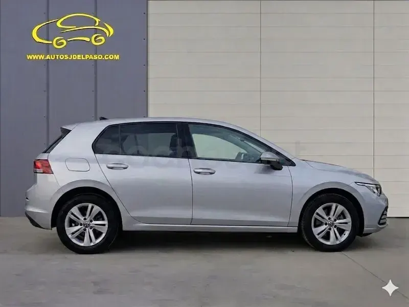 Usado VW Golf VIII Life 130 CV (95 kW) 2020 Gris / plata Berlina
