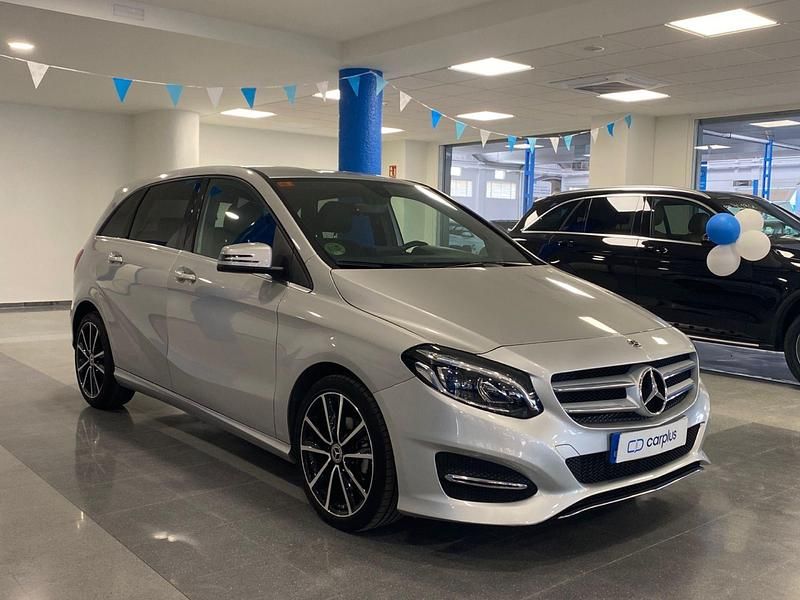 Usado Mercedes B180 109 CV (80 kW) 2018 Plata polar (metalizado) Monovolumen