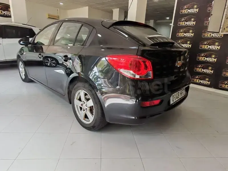 Usado Chevrolet Cruze LT 124 CV (91 kW) 2011 Negro Berlina