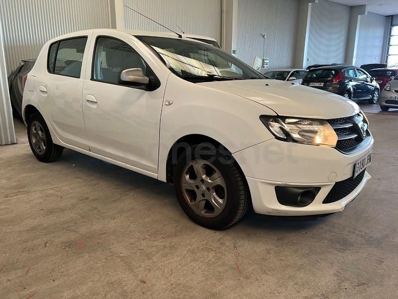 Usado Dacia Sandero Lauréate 90 HP (66 kW) 2015 Branco Sedan