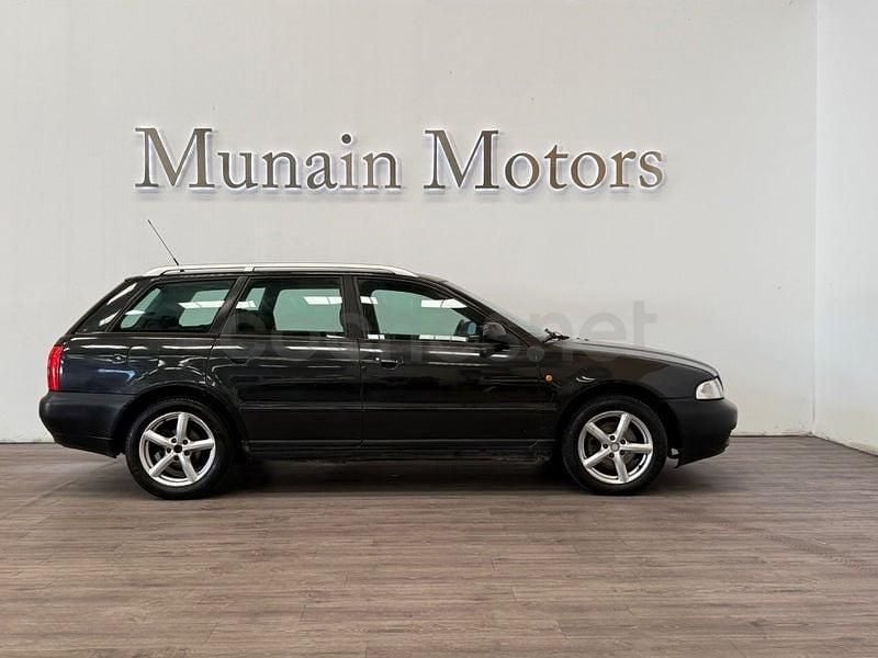 Usado Audi A4 110 CV (80 kW) 1999 Negro Familiar