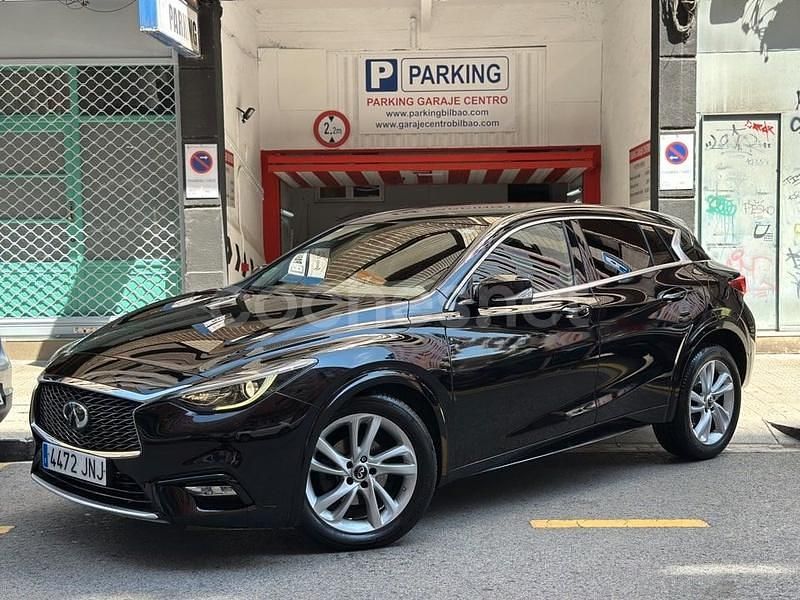 Usado Infiniti Q30 122 CV (89 kW) 2016 Negro Utilitario