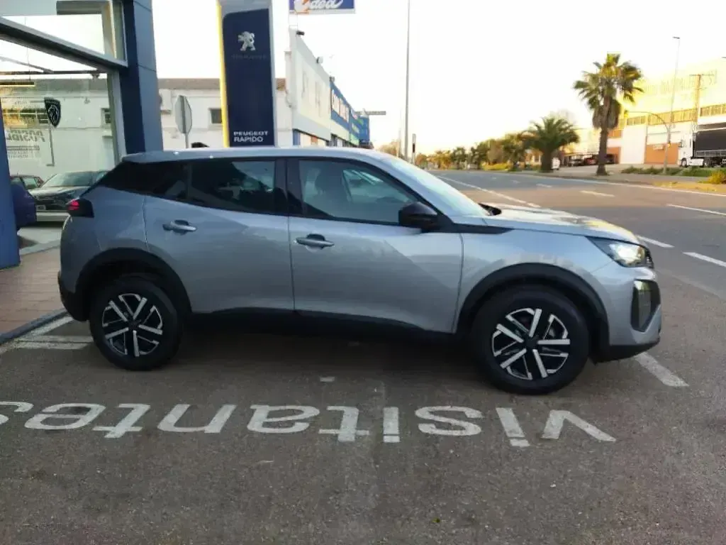 Usado Peugeot 2008 Active 102 CV (75 kW) 2024 Gris SUV