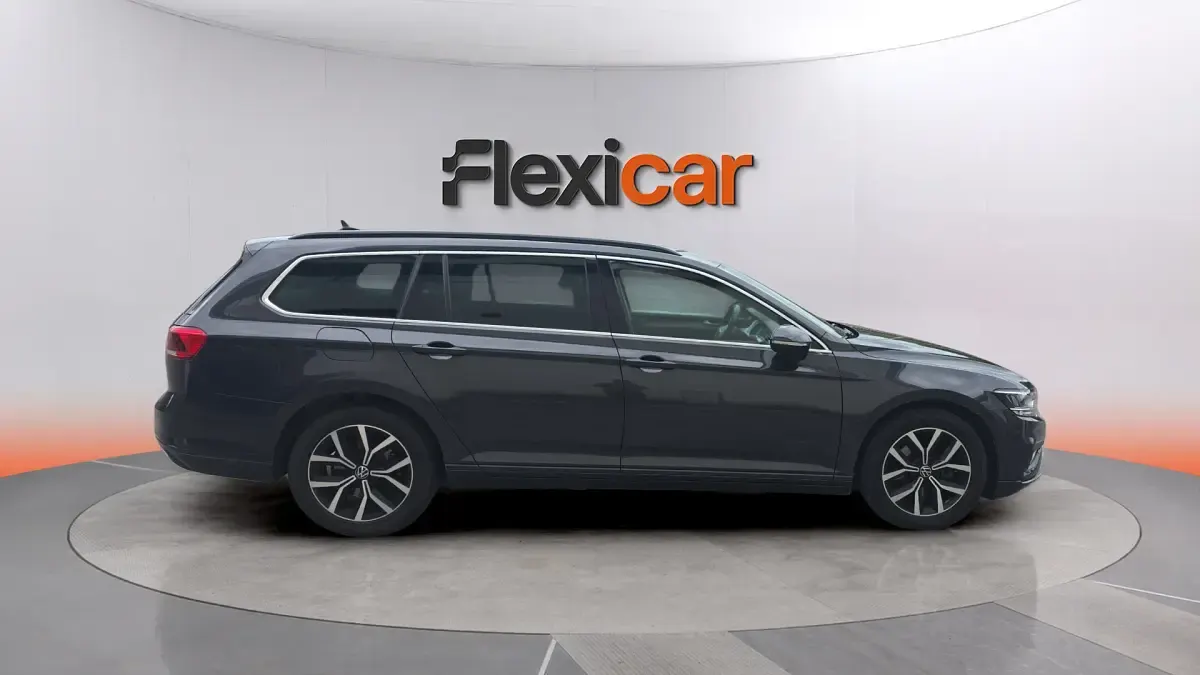 Usado VW Passat 122 CV (89 kW) 2022 Gris Familiar