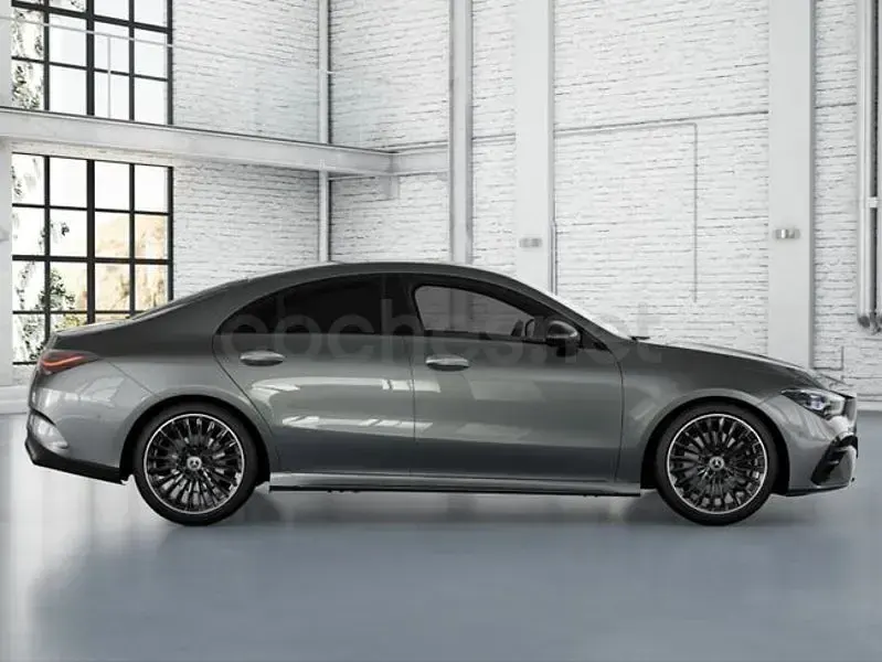 Usado Mercedes CLA220 AMG line 190 CV (139 kW) 2025 Gris / plata Berlina