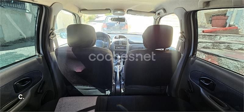 Usado Renault Clio II 60 CV (44 kW) 2000 Gris / plata Berlina