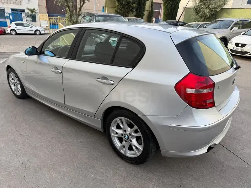 Usado BMW 118 143 CV (105 kW) 2009 Gris / plata Utilitario