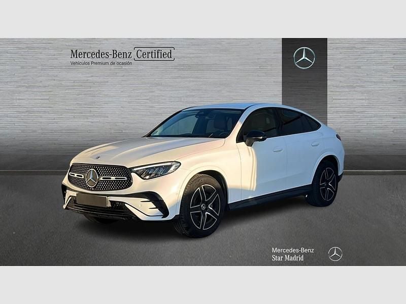 Usado Mercedes GLC220 AMG line 197 CV (144 kW) 2025 Blanco polar  pintura unicolor Coupe