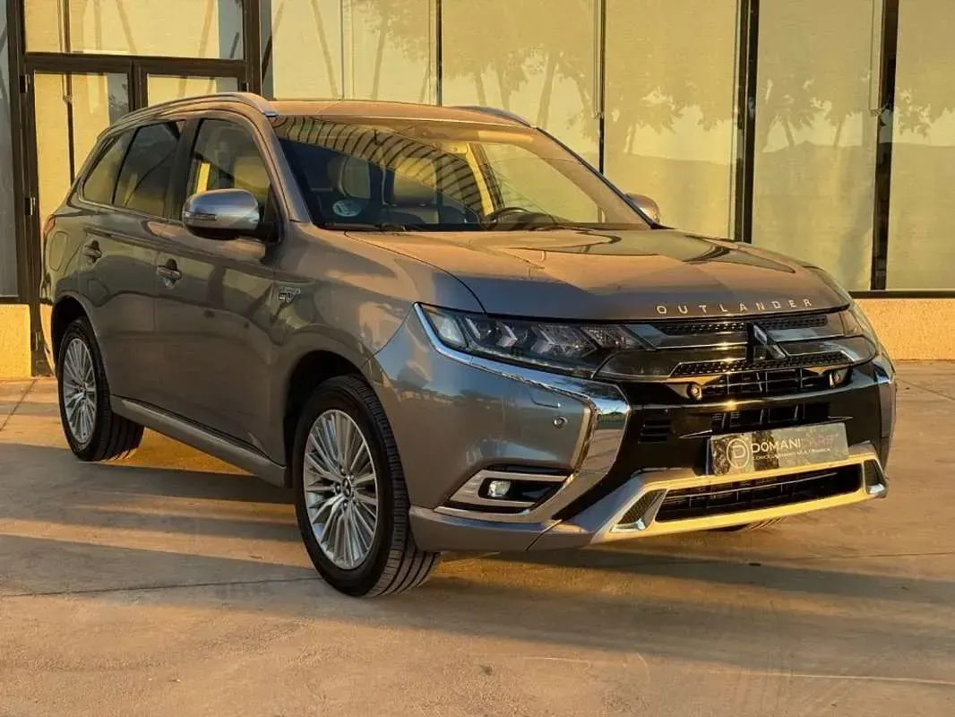 Usado Mitsubishi Outlander P-HEV 224 CV (164 kW) 2019 Gris SUV