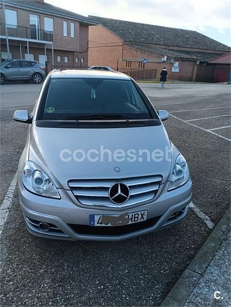 Usado Mercedes B180 109 CV (80 kW) 2011 Gris / plata Monovolumen