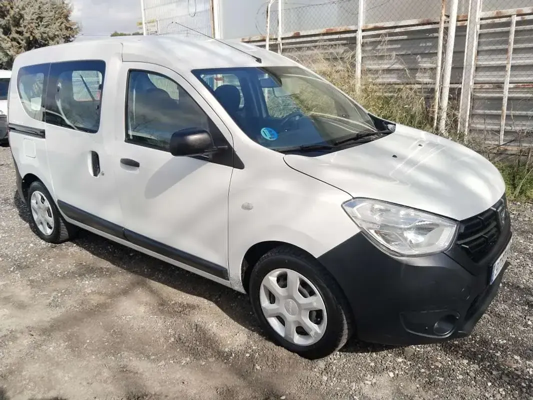 Usado Dacia Dokker Ambiance 102 CV (75 kW) 2019 Blanco Monovolumen