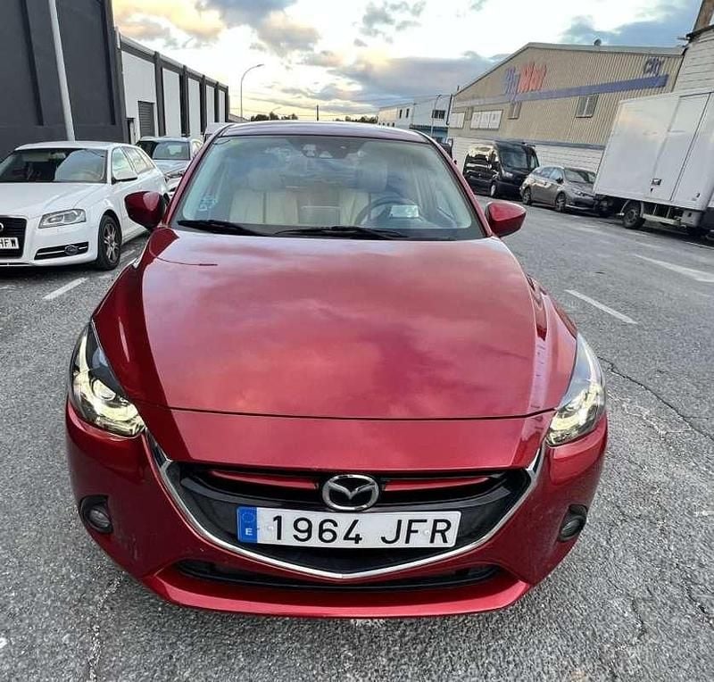 Usado Mazda 2 90 CV (66 kW) 2015 Rojo Utilitario
