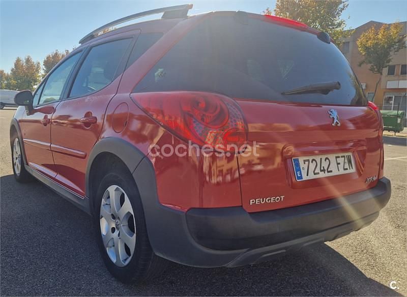 Usado Peugeot 207 Outdoor Outdoor 120 CV (88 kW) 2008 Rojo Familiar