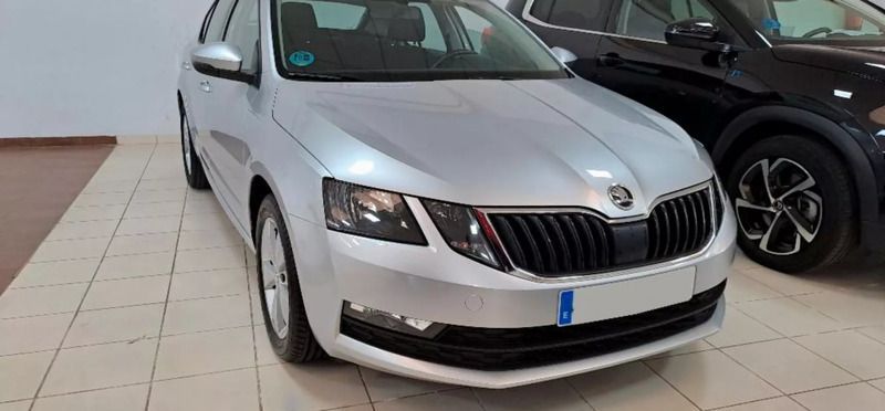 Gris metalizado Usado 2021 Skoda Octavia Ambition Berlina | 16.220 € (Un poco caro) - Imagen 1/4