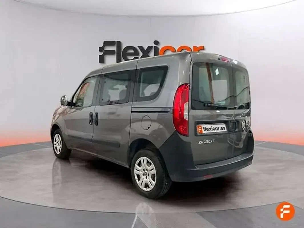 Usado Fiat Doblò Easy 105 CV (77 kW) 2016 Marrón Monovolumen