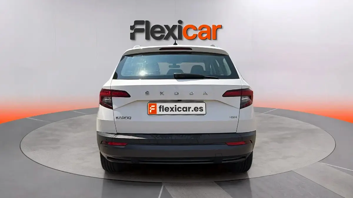 Usado Skoda Karoq Ambition 150 CV (110 kW) 2021 Blanco SUV