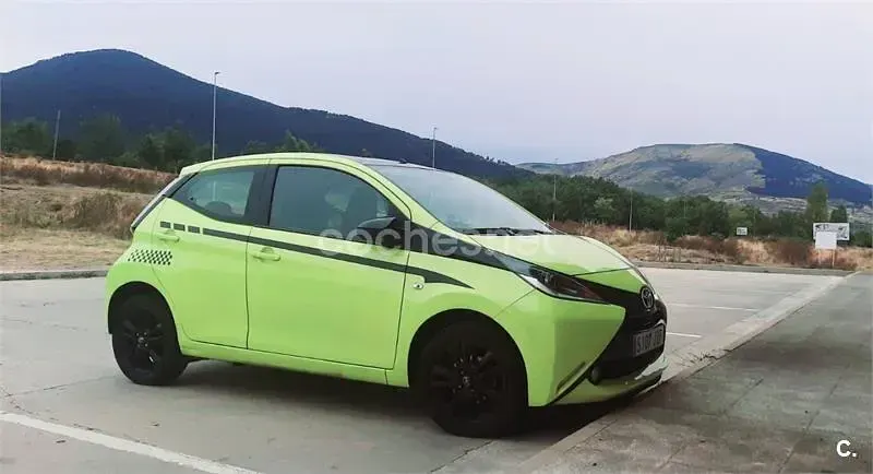 Usado Toyota Aygo X-cite 69 CV (50 kW) 2017 Amarillo Utilitario