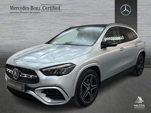 Usado Mercedes GLA200 AMG line 150 CV (110 kW) 2025 Plata hightech SUV