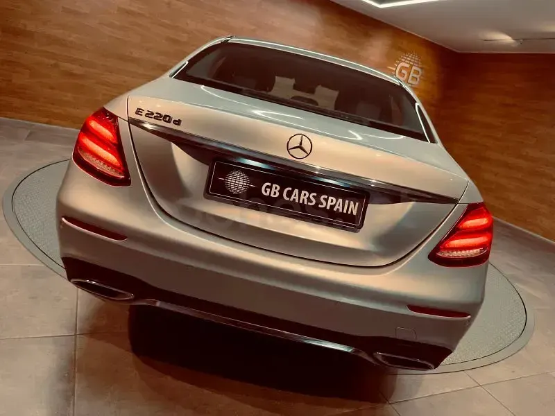 Usado Mercedes E220 194 CV (142 kW) 2016 Gris / plata Berlina