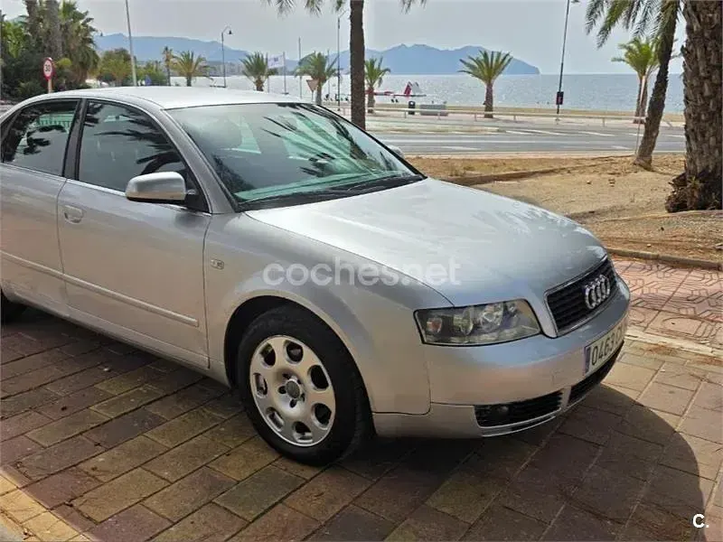 Usado Audi A4 Ambition 130 CV (95 kW) 2003 Gris / plata Berlina