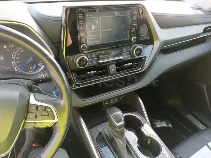 Usado Toyota Highlander Advance 246 CV (180 kW) 2022 Gris / plata SUV