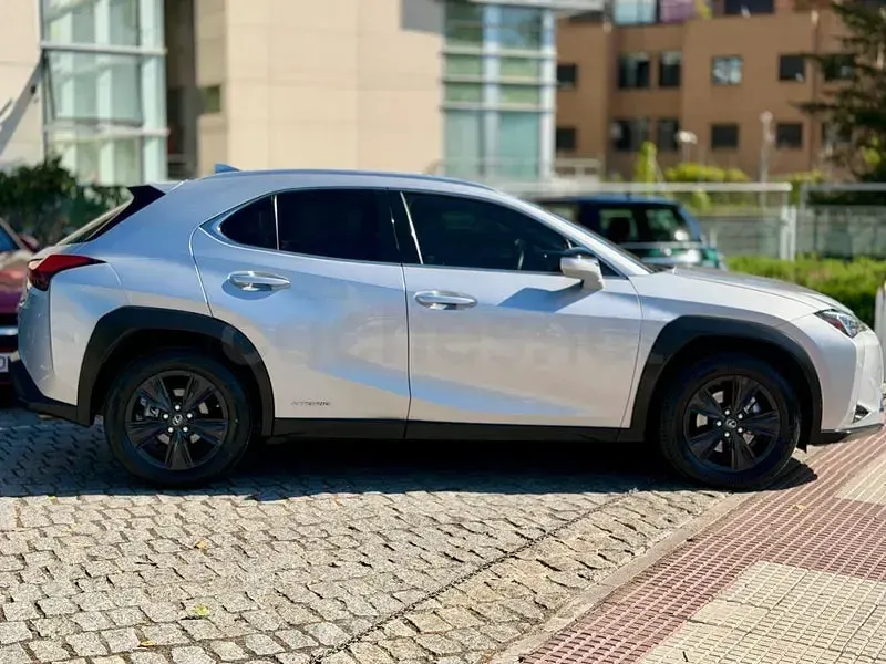 Usado Lexus UX Business Edition 184 CV (135 kW) 2021 Gris / plata SUV