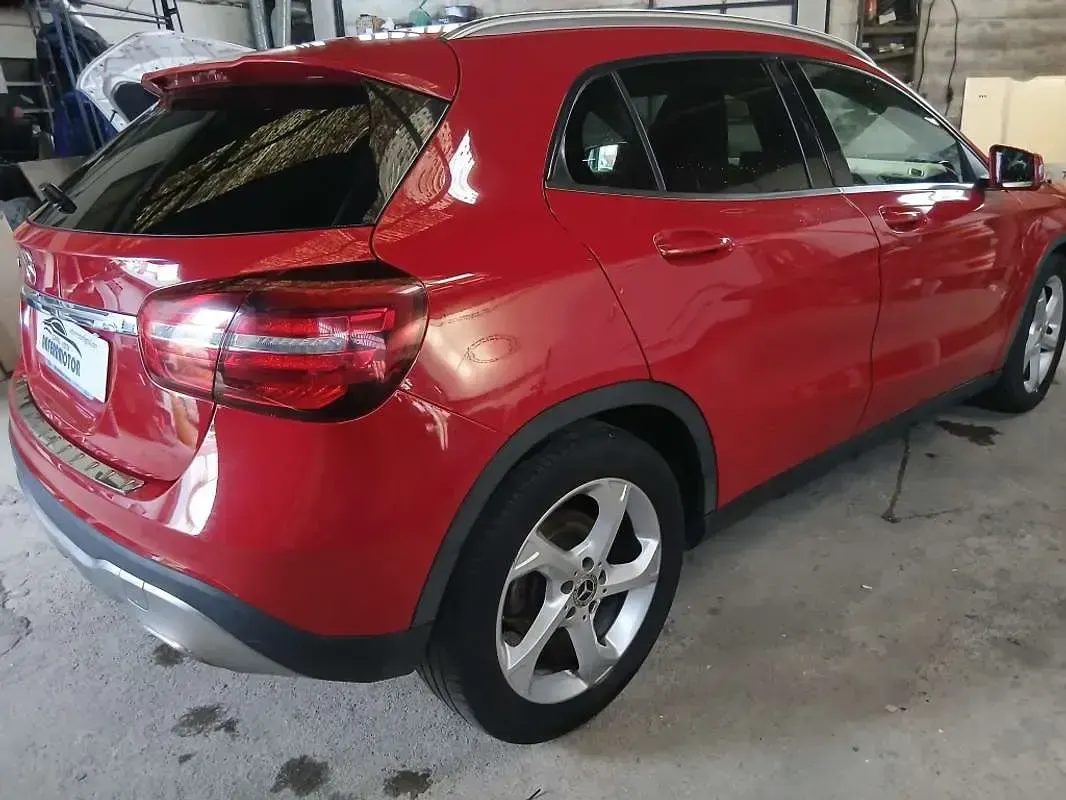 Usado Mercedes GLA180 122 CV (89 kW) 2019 Rojo SUV