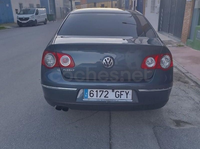 Usado VW Passat Highline 160 CV (117 kW) 2008 Gris / plata Berlina