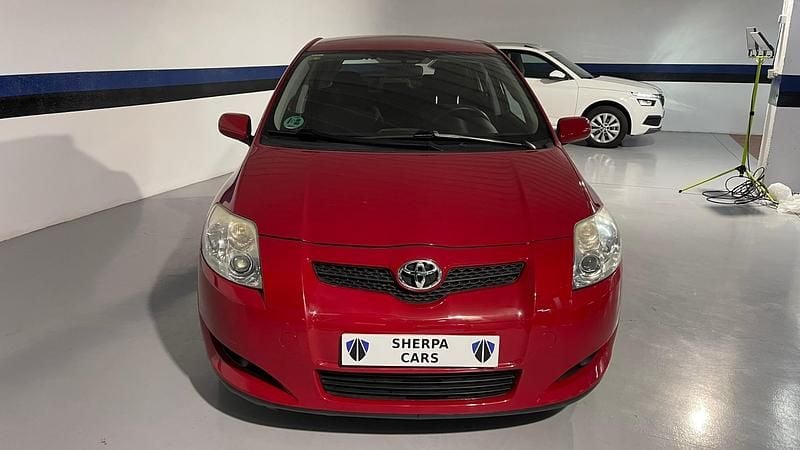 Begagnad Toyota Auris 97 HK (71 kW) 2008 Röd Halvkombi