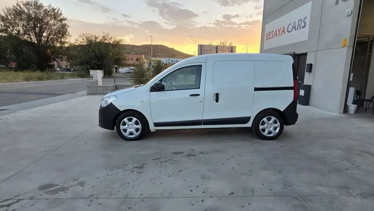 Usado Dacia Dokker Essentiel 102 CV (75 kW) 2020 Blanco Monovolumen