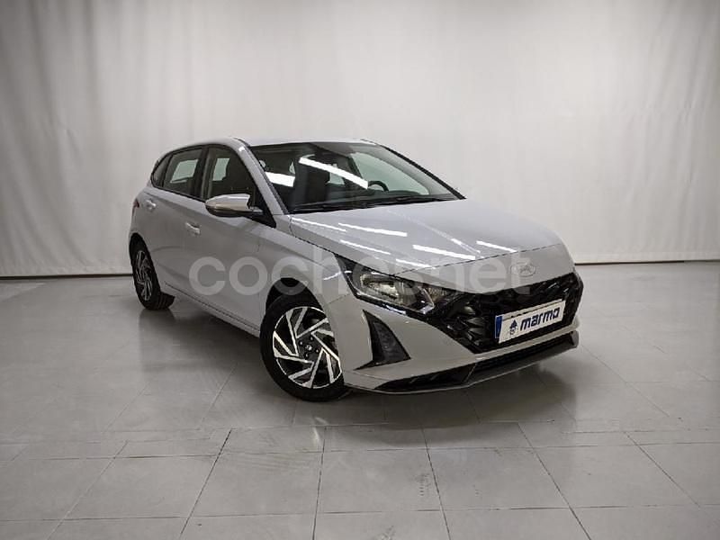 Gris / plata Usado 2024 Hyundai i20 Berlina | 16.990 € (Precio justo) - Imagen 1/4
